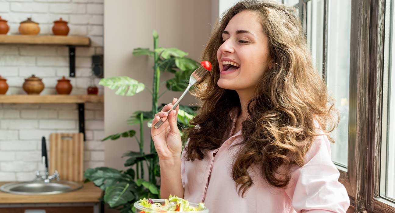 women having healthy food