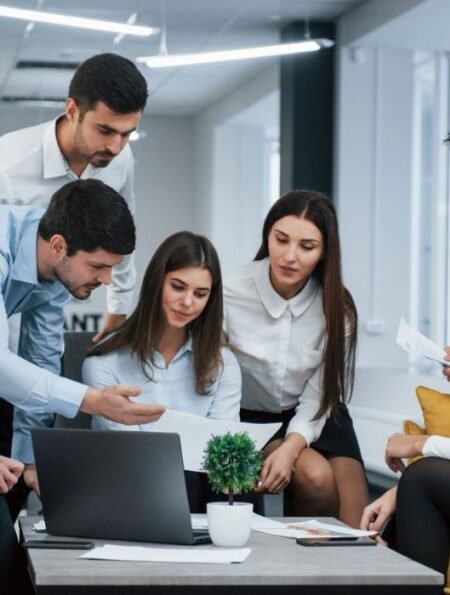 psychology-behind-workplace-cliques
