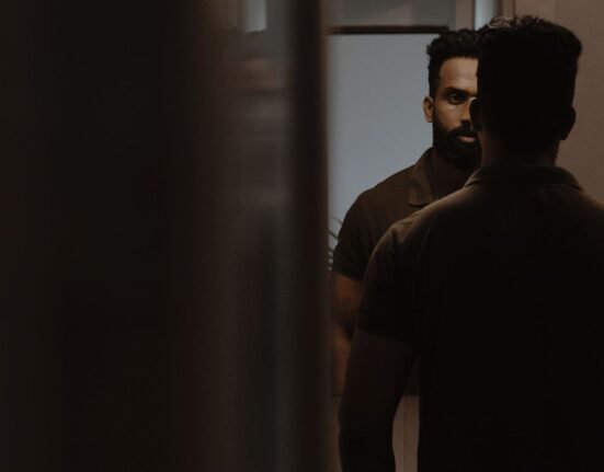 how-toxic-masculinity-fuels-male-body-insecurities