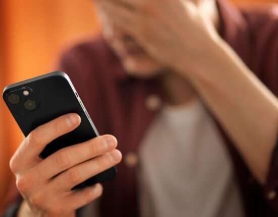 the-cognitive-cost-of-doom-scrolling-why-your-brain-feels-exhausted