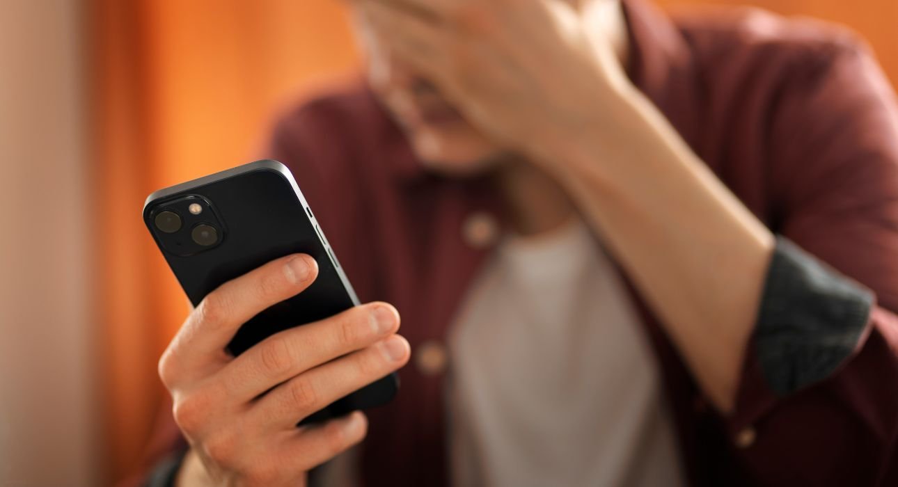 the-cognitive-cost-of-doom-scrolling-why-your-brain-feels-exhausted