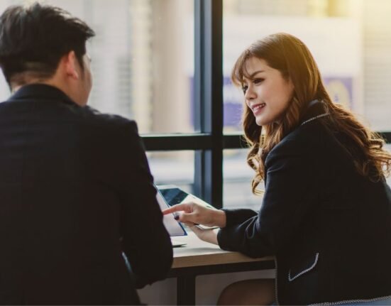 the-psychology-of-instant-connection-why-strangers-can-feel-so-familiar