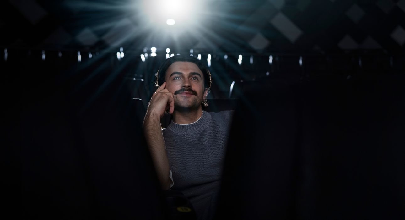 the-spotlight-effect-why-you-think-everyone-notices-your-every-move