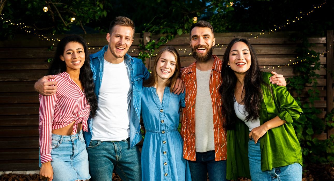 the-mirror-of-friendship-how-close-friends-shape-and-reflect-us