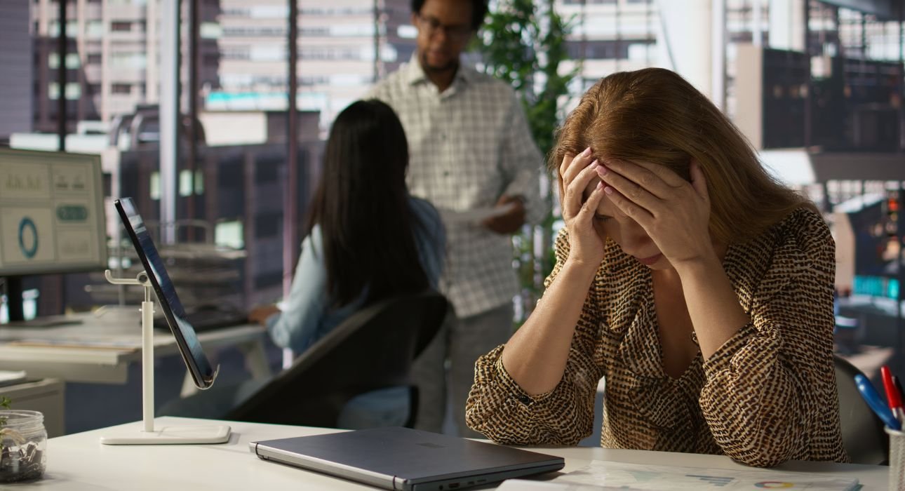 the-psychology-of-workplace-loneliness-and-its-mental-health-impact