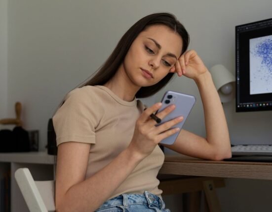 the-neuroscience-of-smartphone-withdrawal-why-your-brain-craves-the-screen