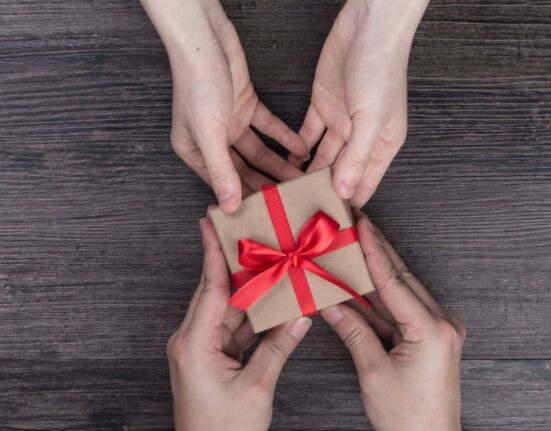 the-psychology-behind-surprise-gifts