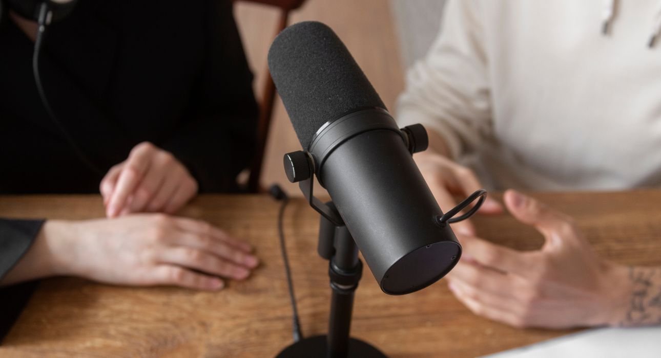 power-of-the-mic-how-misleading-podcasts-shape-public-perception