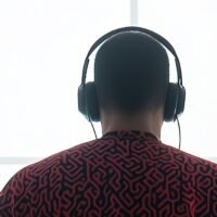 the-psychology-of-influence-how-podcasts-can-misguide-listeners