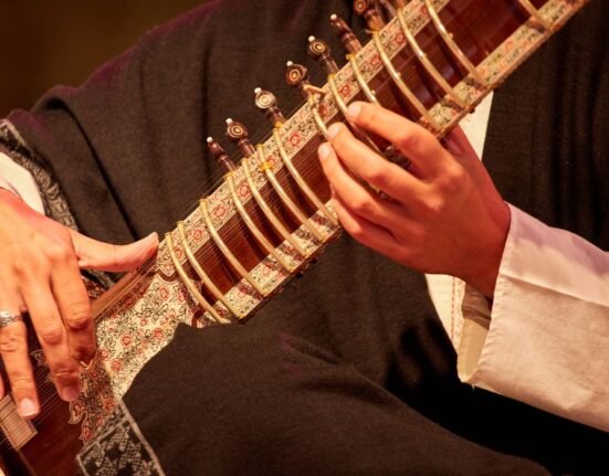 why-music-gives-you-goosebumps-the-science-emotion-and-tradition-behind-frisson