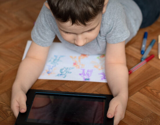 aiims-study-links-high-screen-time-to-autism-like-signs-by-age-3