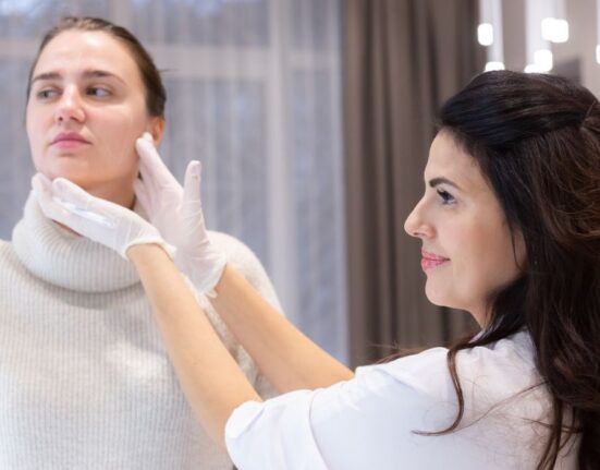 how-skin-health-affects-mental-health-a-dermatologists-perspective