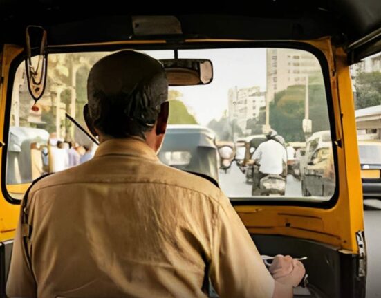 mumbai-auto-driver-returns-₹15682-mistakenly-transferred-by-ceo