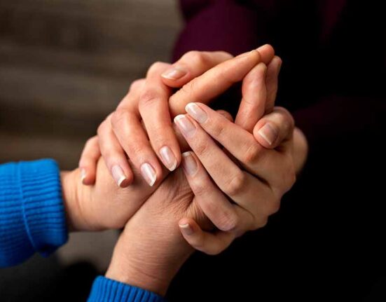 is-comforting-others-innate-or-learned-what-psychology-research-reveals