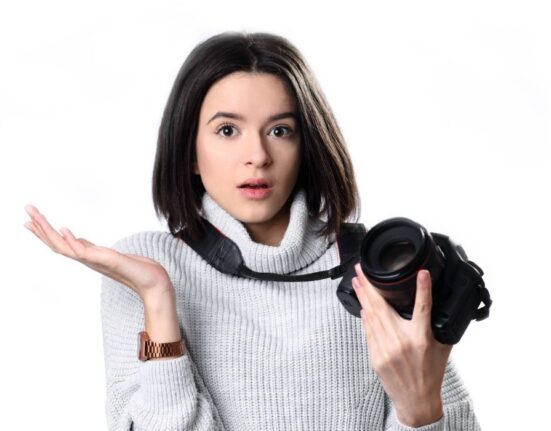 why-we-feel-the-need-to-document-every-moment-the-psychology-behind-constant-sharing