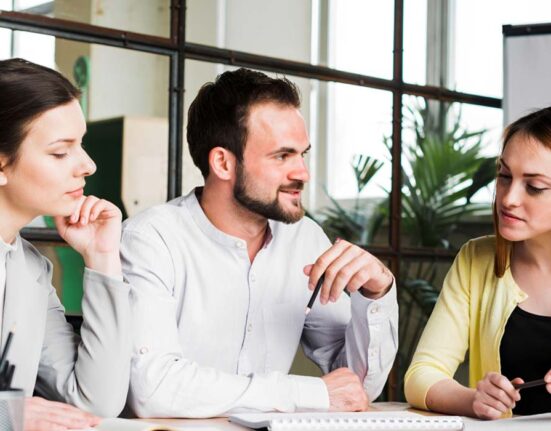 the-psychology-of-workplace-politics-how-office-favouritism-affects-employees
