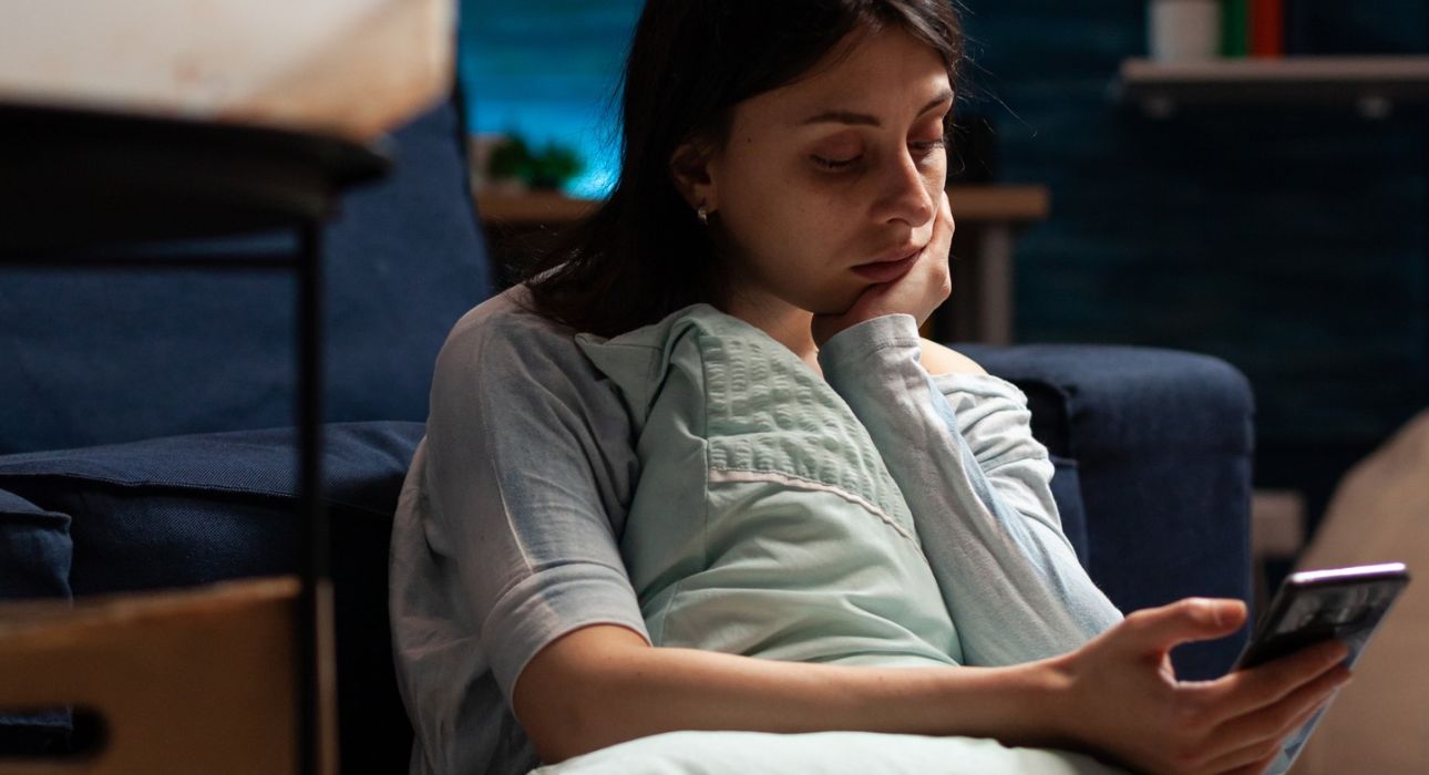 connected-but-lonely-understanding-youth-loneliness
